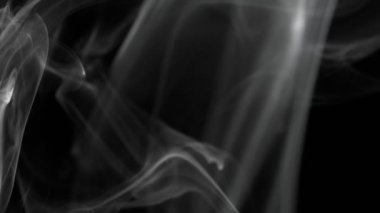 Yavaş hareket eden beyaz duman etkisi. Yüksek hızlı sinema kamerasıyla çekilmiş.