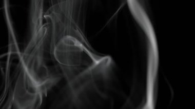 Yavaş hareket eden beyaz duman etkisi. Yüksek hızlı sinema kamerasıyla çekilmiş.
