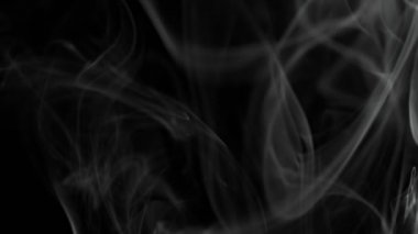 Yavaş hareket eden beyaz duman etkisi. Yüksek hızlı sinema kamerasıyla çekilmiş.