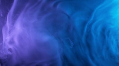 Neon lambalı renkli duman efektinin yavaş hareketi. Yüksek hızlı sinema kamerasıyla çekilmiş. 