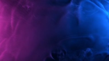 Neon lambalı renkli duman efektinin yavaş hareketi. Yüksek hızlı sinema kamerasıyla çekilmiş. 