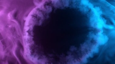 Renkli duman etkisinin yavaş hareketi ve ortaya çıkan daire. Yüksek hızlı sinema kamerasıyla çekilmiş.