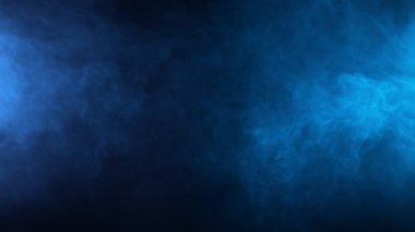 Neon lambalı renkli duman efektinin yavaş hareketi. Yüksek hızlı sinema kamerasıyla çekilmiş. 