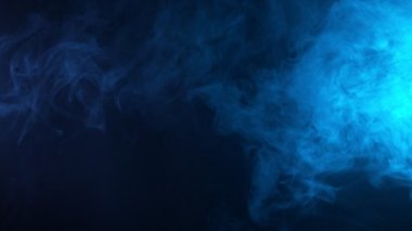 Neon lambalı renkli duman efektinin yavaş hareketi. Yüksek hızlı sinema kamerasıyla çekilmiş. 