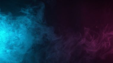 Neon lambalı renkli duman efektinin yavaş hareketi. Yüksek hızlı sinema kamerasıyla çekilmiş. 