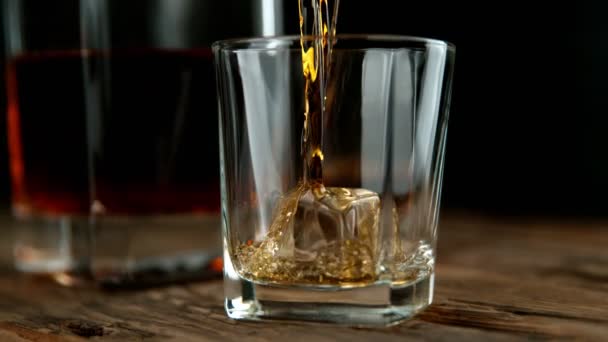 Super Zpomalený Pohyb Nalévání Whisky Nebo Rumu Posuvným Pohybem Natočeno — Stock video