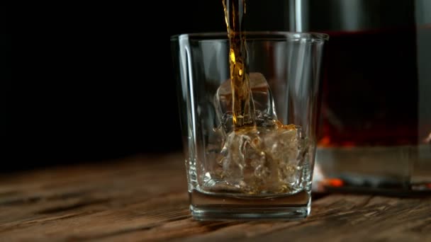 Super Zpomalený Pohyb Nalévání Whisky Nebo Rumu Posuvným Pohybem Natočeno — Stock video