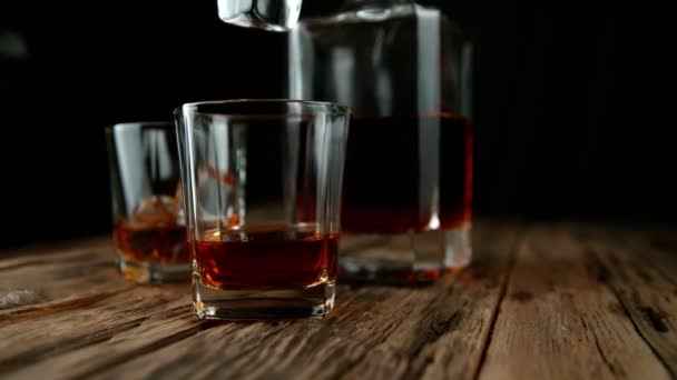 Szuper Lassított Felvétel Whiskey Vagy Rum Öntéséről Diavetítéssel Nagysebességű Mozi — Stock videók