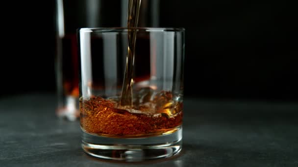 Super Slow Motion Pouring Whiskey Rum Slide Motion Filmed High — Stock Video