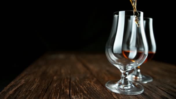 Super Zeitlupe Rum Oder Cognac Ins Glas Gießen Gefilmt Mit — Stockvideo