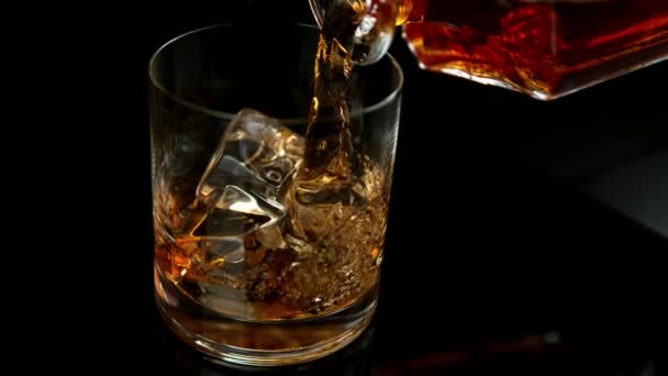 Super Slow Motion Van Het Gieten Van Whisky Rum Met — Stockvideo