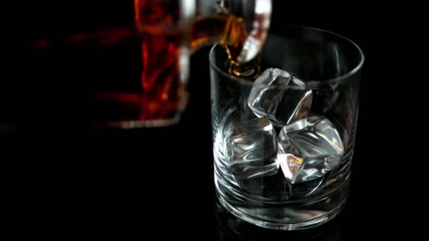 Super Slow Motion Van Het Gieten Van Whisky Rum Met — Stockvideo