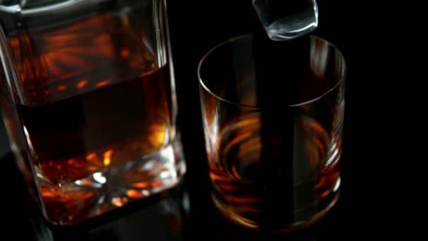 Super Cámara Lenta Cubo Hielo Cayendo Bebida Whisky Filmado Cámara — Vídeo de stock