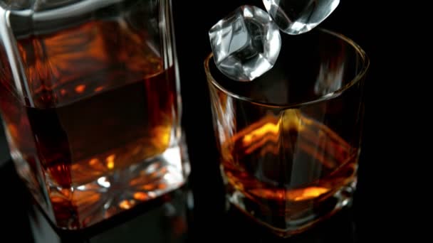 Super Cámara Lenta Cubo Hielo Cayendo Bebida Whisky Filmado Cámara — Vídeos de Stock