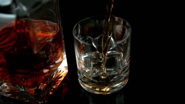 Super Slow Motion Van Het Gieten Van Whisky Rum Met — Stockvideo