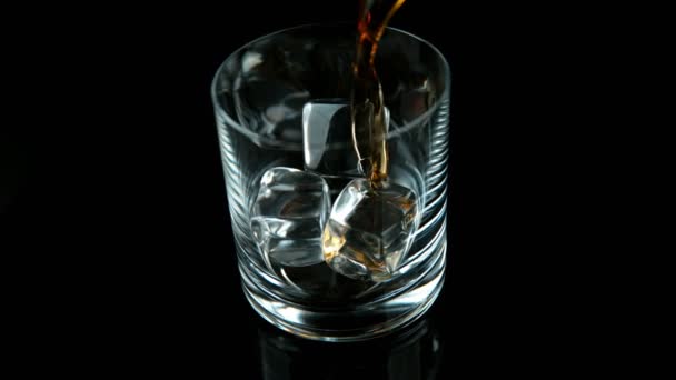 Movimento Super Lento Despejar Uísque Rum Com Movimento Deslizante Filmado — Vídeo de Stock