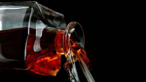 Dettaglio del whisky versato dalla bottiglia — Foto Stock