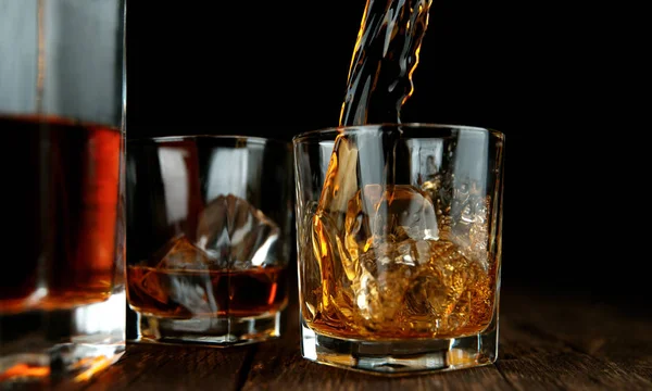 Bardağa viski dökmenin ayrıntıları — Stok fotoğraf