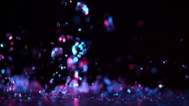 Супер Медленное Движение Брызг Волн Воды Освещенных Неоновыми Огнями Снято — стоковое видео