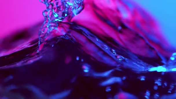 Супер Повільний Рух Бризок Хвилі Води Освітленої Неоновими Вогнями Знімається — стокове відео