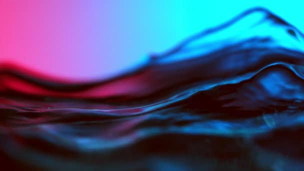 由霓虹灯照射的水波的超级慢速运动 用超高速相机拍摄 每秒1000帧 — 图库视频影像