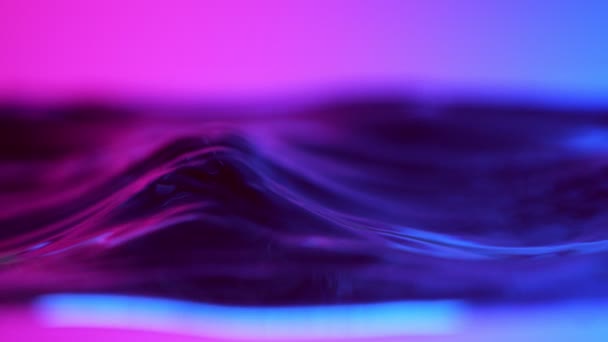 Super Slow Motion Stänk Vatten Våg Belyst Neonljus Inspelning Från — Stockvideo