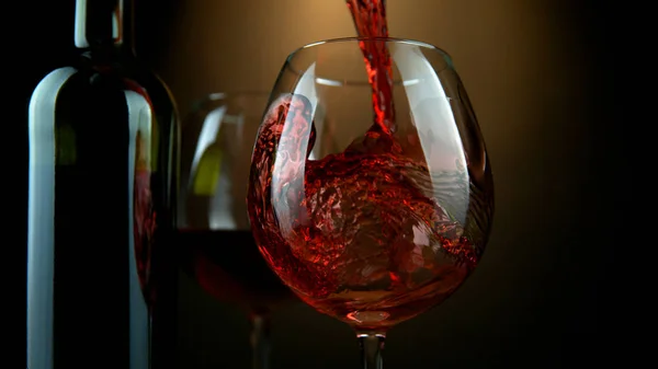 Dettaglio del versamento del vino rosso nel bicchiere — Foto Stock