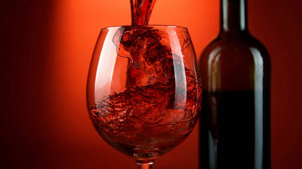 Detail des Einfüllens von Rotwein in Glas — Stockfoto