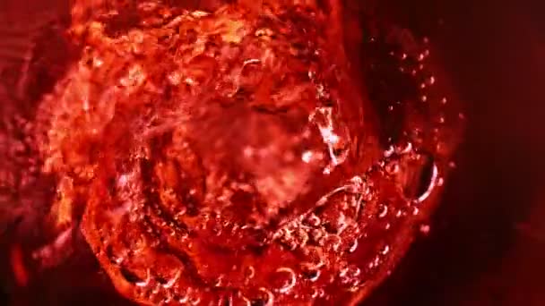 超慢运动的倒入红葡萄酒在扭曲的形状 用高速摄像机拍摄 每秒1000帧 — 图库视频影像