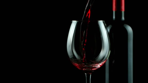 Velmi pomalé nalití červeného vína do skla v detailu. Natočeno na vysokorychlostní kameře, 1000 fps