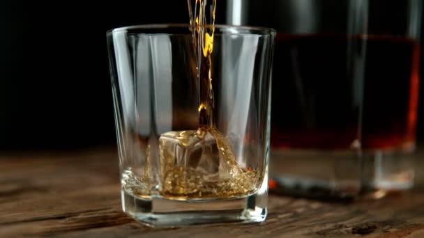 Super Slow Motion Pouring Whiskey Glass Camera Motion Filmed High — Stock Video