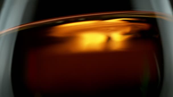 Super Slow Motion Van Zwaaiende Whisky Cognac Rum Macro Shot — Stockvideo