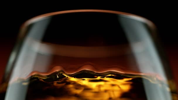 在宏观镜头中挥动威士忌 白兰地或朗姆酒的超级慢动作 用高速摄像机拍摄 每秒1000帧 — 图库视频影像