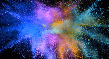 Siyah arkaplanda izole edilmiş renkli toz patlaması