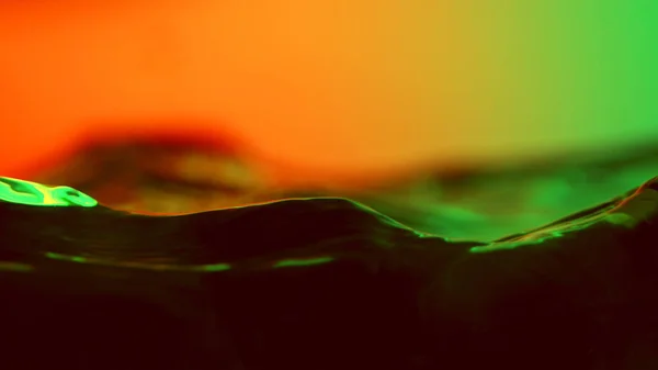 Dettaglio delle onde d'acqua nelle luci al neon — Foto Stock