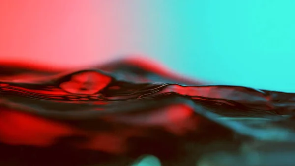 Detalhe das ondas de água em luzes de néon — Fotografia de Stock