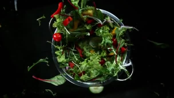 Super Câmera Lenta Rotação Salada Misturada Fresca Com Gotas Água — Vídeo de Stock