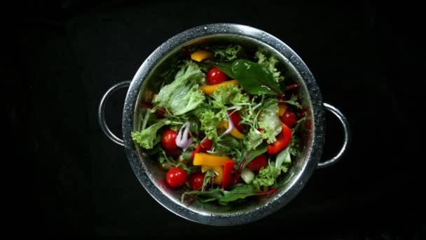 Super Langzame Beweging Van Roterende Verse Gemengde Salade Met Waterdruppels — Stockvideo