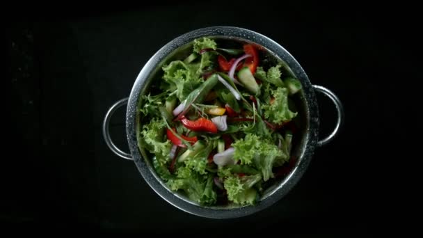 Super Slow Motion Rotating Fresh Mixed Salad Water Drops Filmed — Stock Video