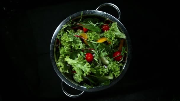 Super Zeitlupe Rotierenden Frischen Gemischten Salat Mit Wassertropfen Gefilmt Mit — Stockvideo