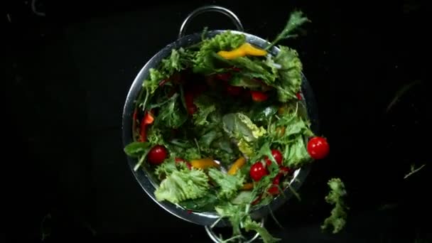 Mouvement Super Lent Rotation Salade Fraîche Mélangée Avec Des Gouttes — Video