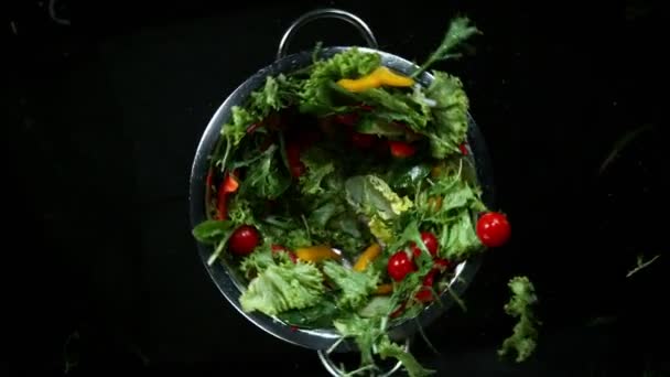 Super Slow Motion Roterande Färsk Blandad Sallad Med Vattendroppar Inspelning — Stockvideo