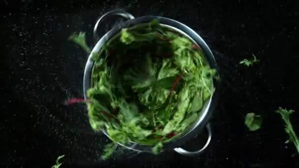 用水滴旋转新鲜沙拉的超级慢动作 用高速摄像机拍摄 每秒1000帧 — 图库视频影像