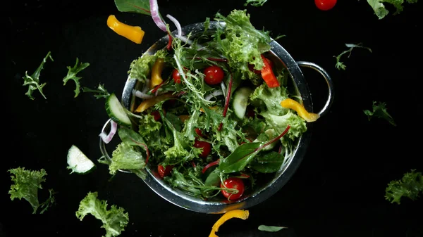 Frysebevegelse av roterende og flygende blandet salat – stockfoto