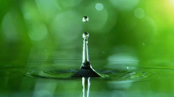 Dropping water in detail — Stock Photo, Image