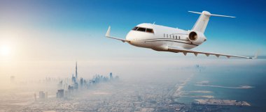 Dubai üzerinde uçan özel jet uçağı