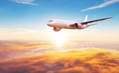 Bulutların üzerinde uçan yolcular ticari uçak