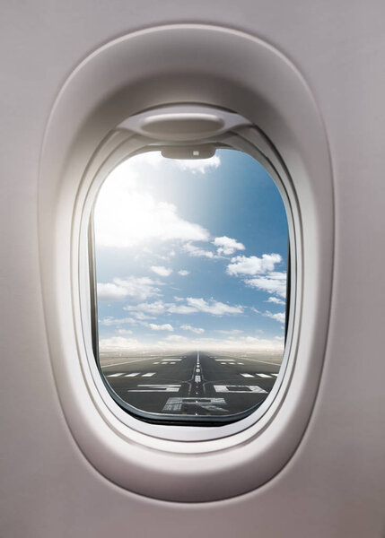 Смотреть в окно самолета на взлетно-посадочной полосе
