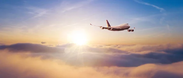 Handlowych samolot leciał nad dramatyczny zachód słońca — Zdjęcie stockowe