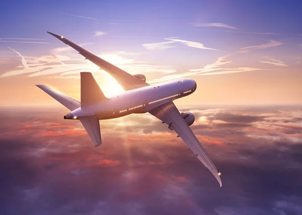 Pasajeros avión comercial volando sobre las nubes — Foto de Stock